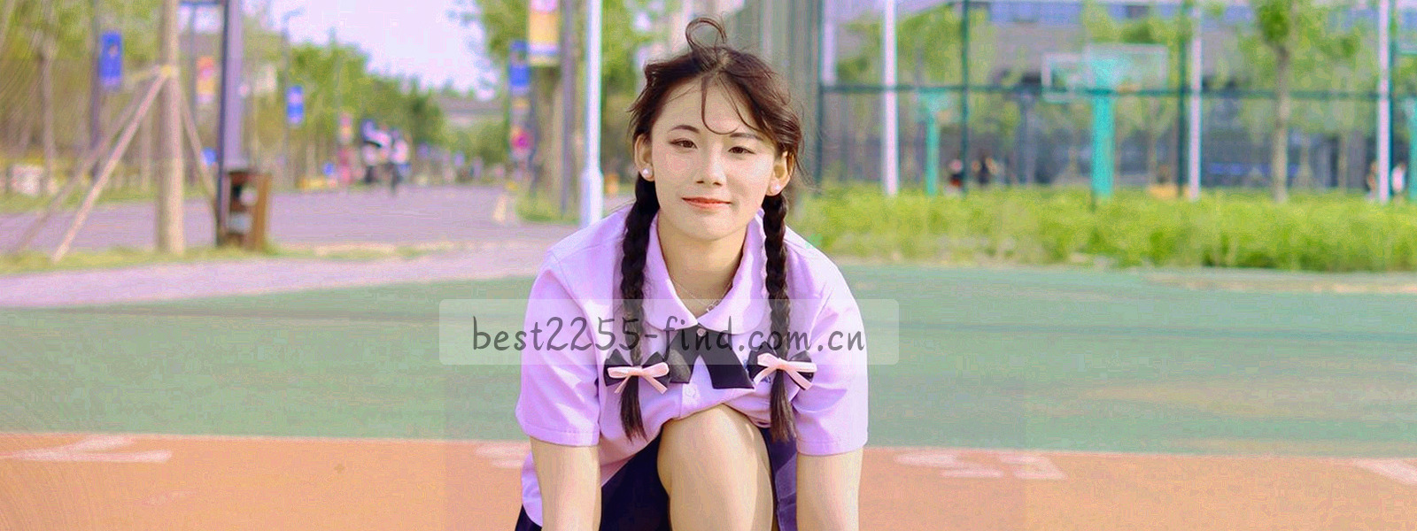 高原赭石岩壁纹理特写，无人无标识